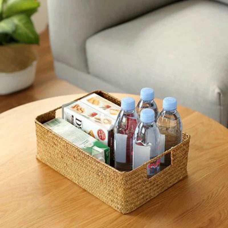 Panier jonc de mer dans un intérieur naturel