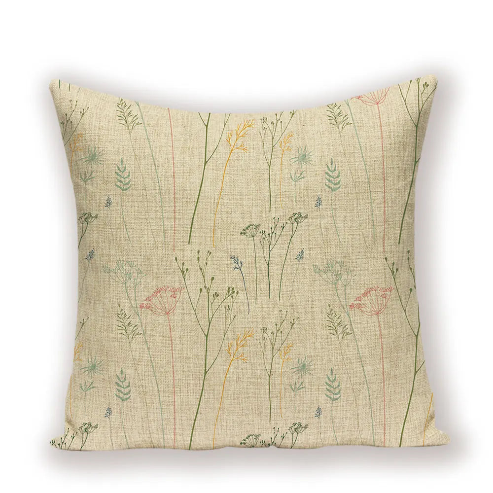 Housse de coussin botanique posée sur coussin beige