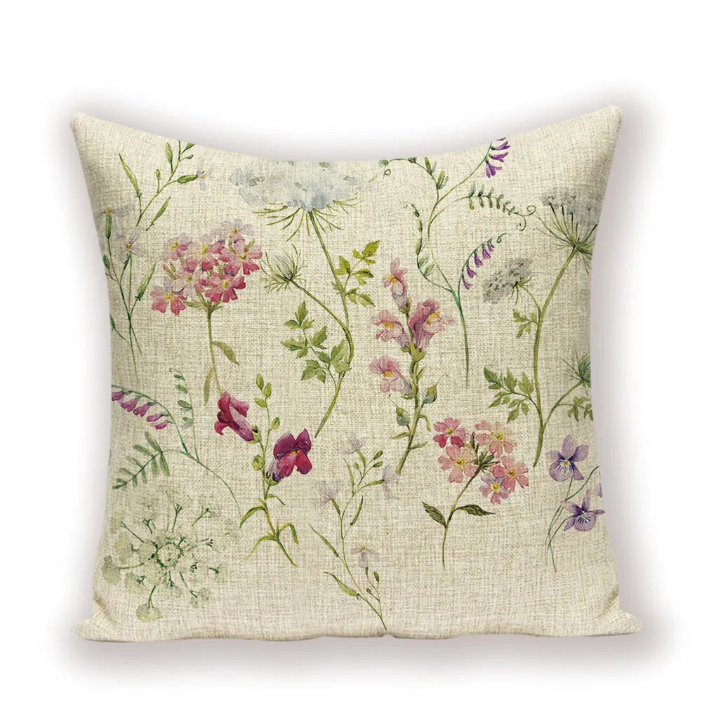 Housse de coussin botanique posée sur un canapé en tissu