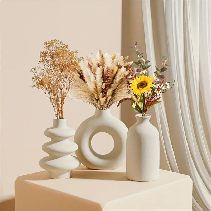 Détail des formes organiques des vases en céramique