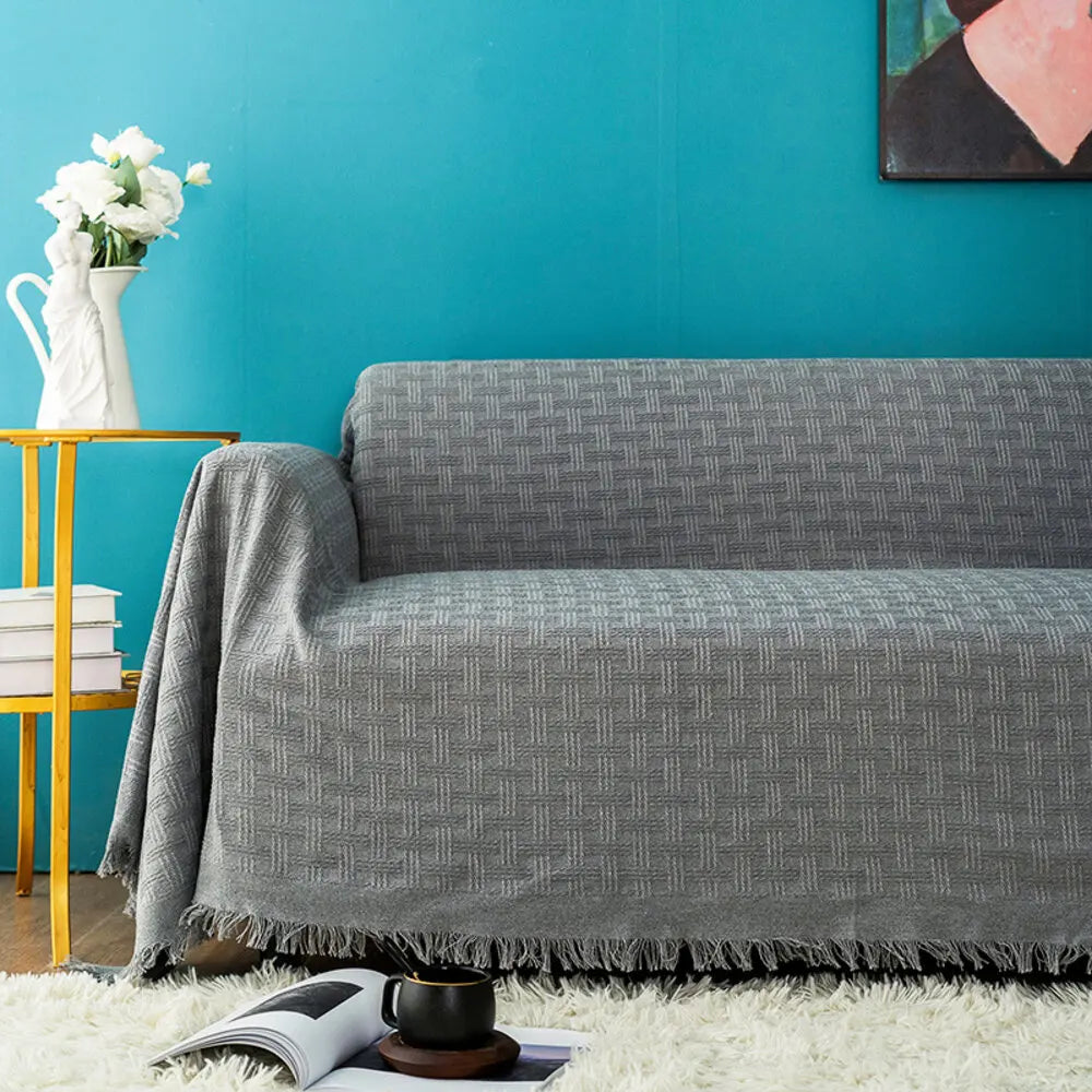 Plaid nordique gris anthracite drapedé sur un fauteuil