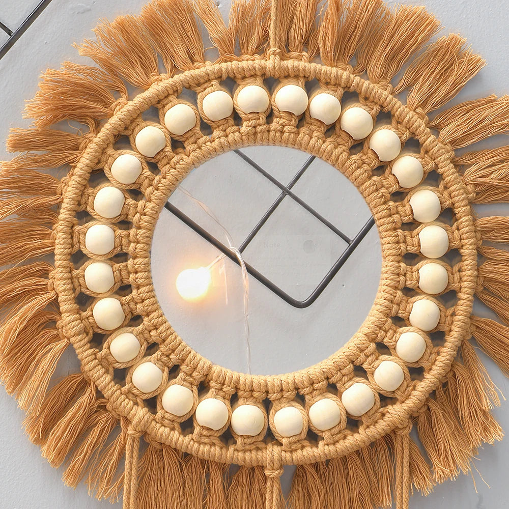 Miroir macramé rond, vue de face sur mur blanc