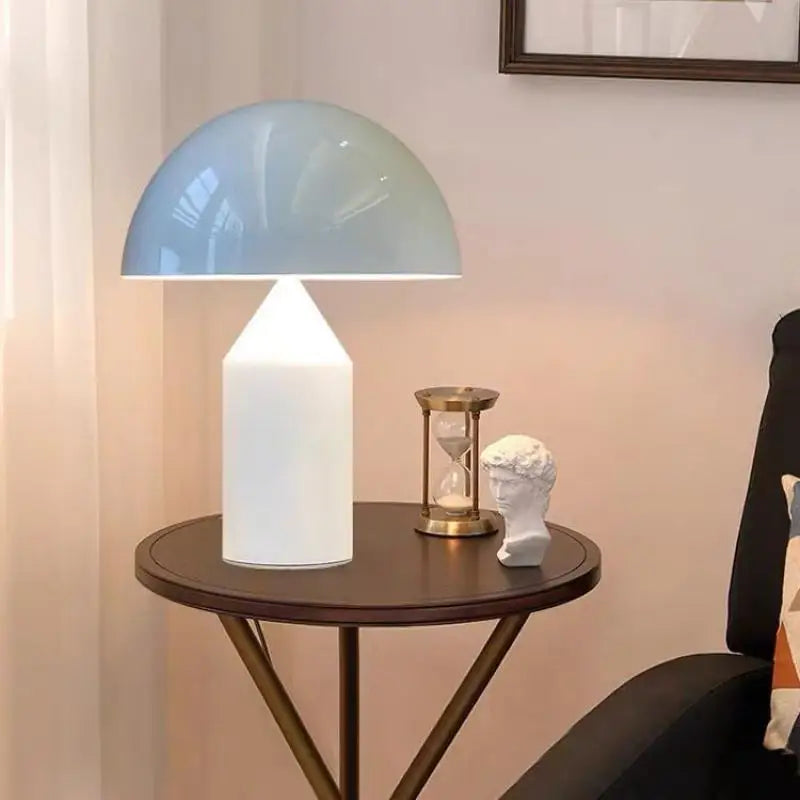 Lampe champignon allumée, lumière dorée chaude