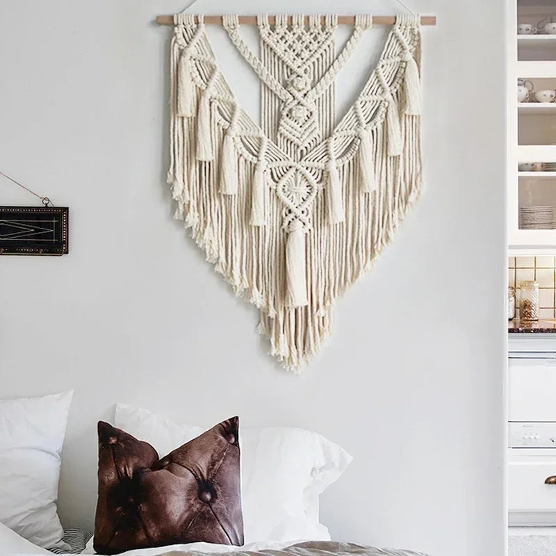 Tenture macramé géométrique, vue de face sur mur blanc