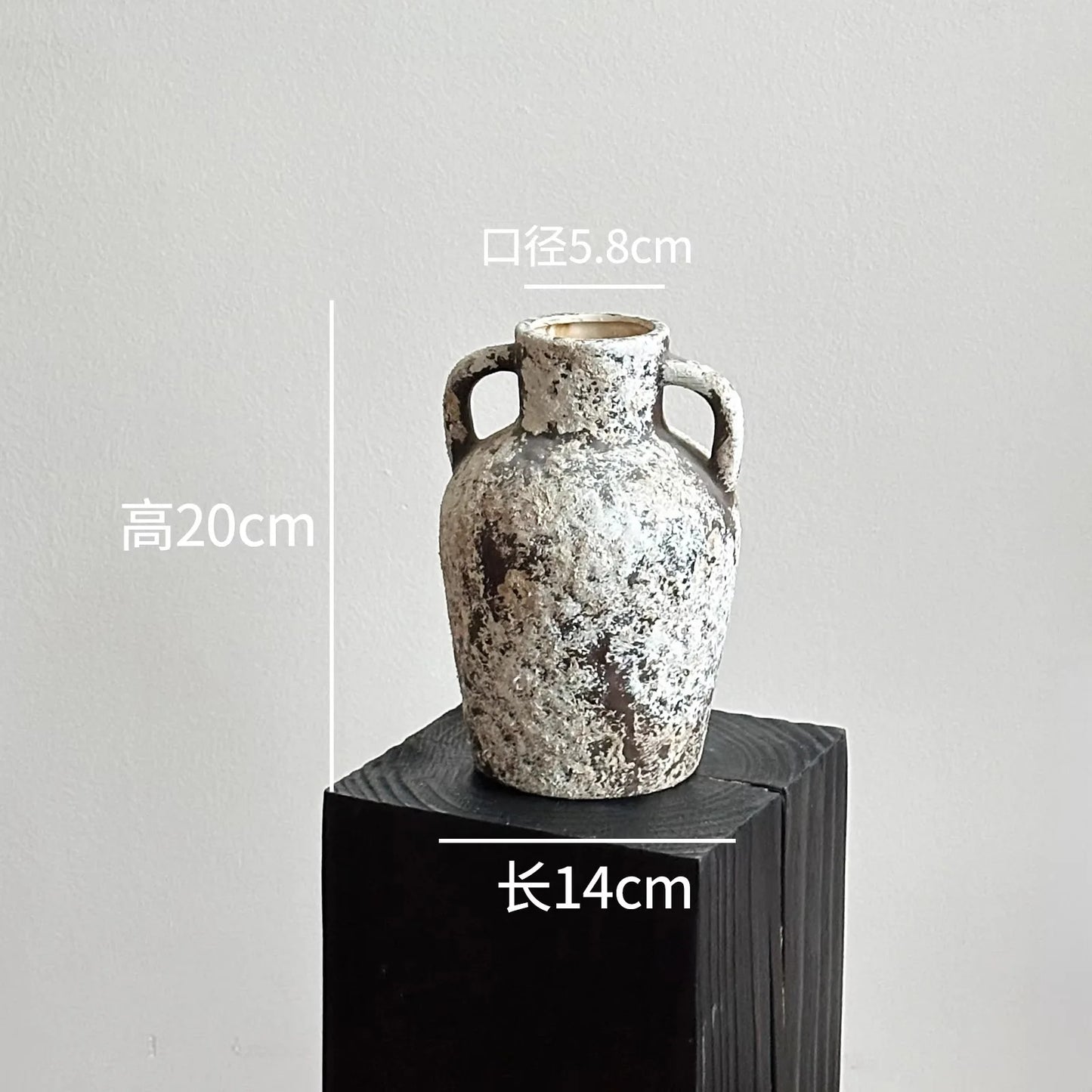 Vase Wabi-Sabi posé sur une surface en bois
