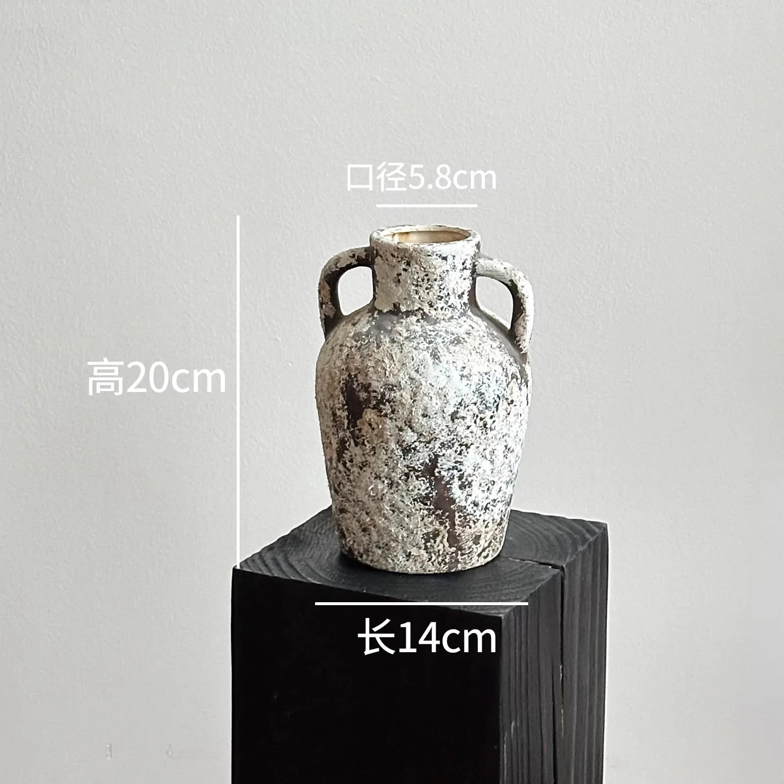Vase Wabi-Sabi posé sur une surface en bois