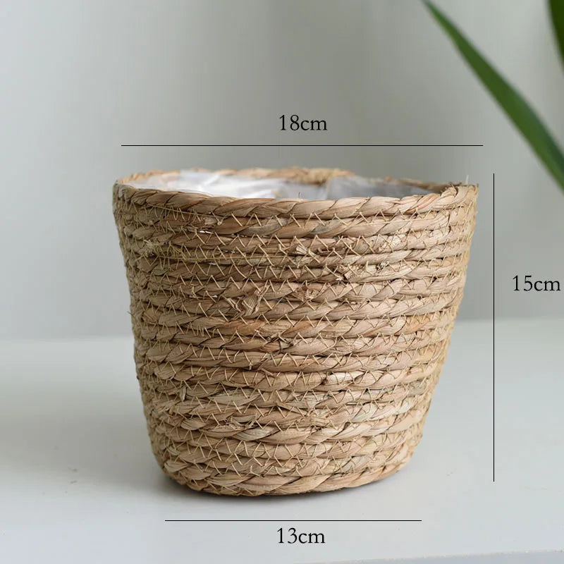 Panier cache-pot paille dans un salon naturel