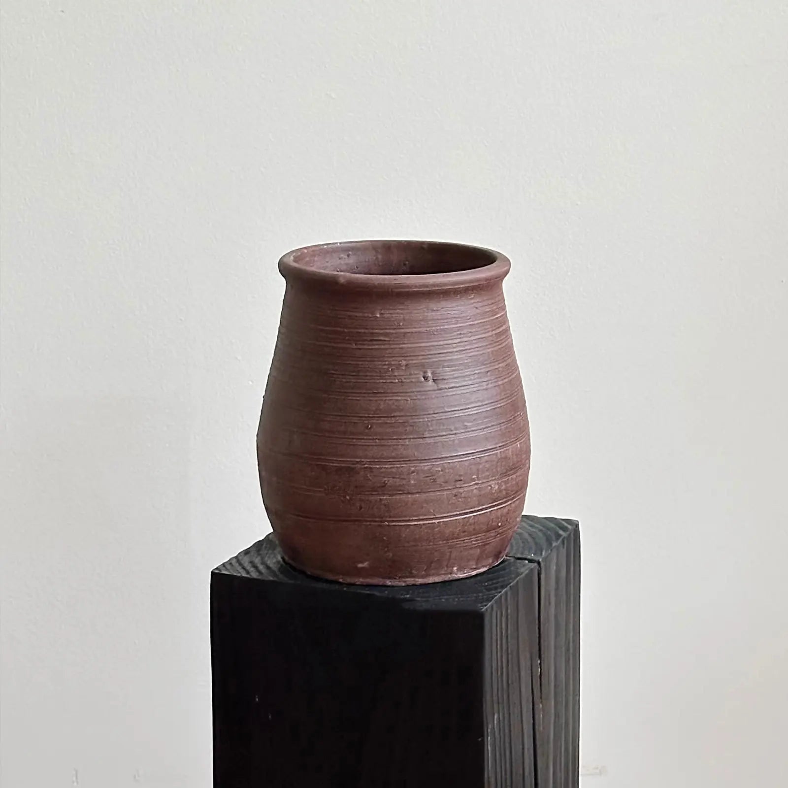 Détail de la texture pierre volcanique du vase
