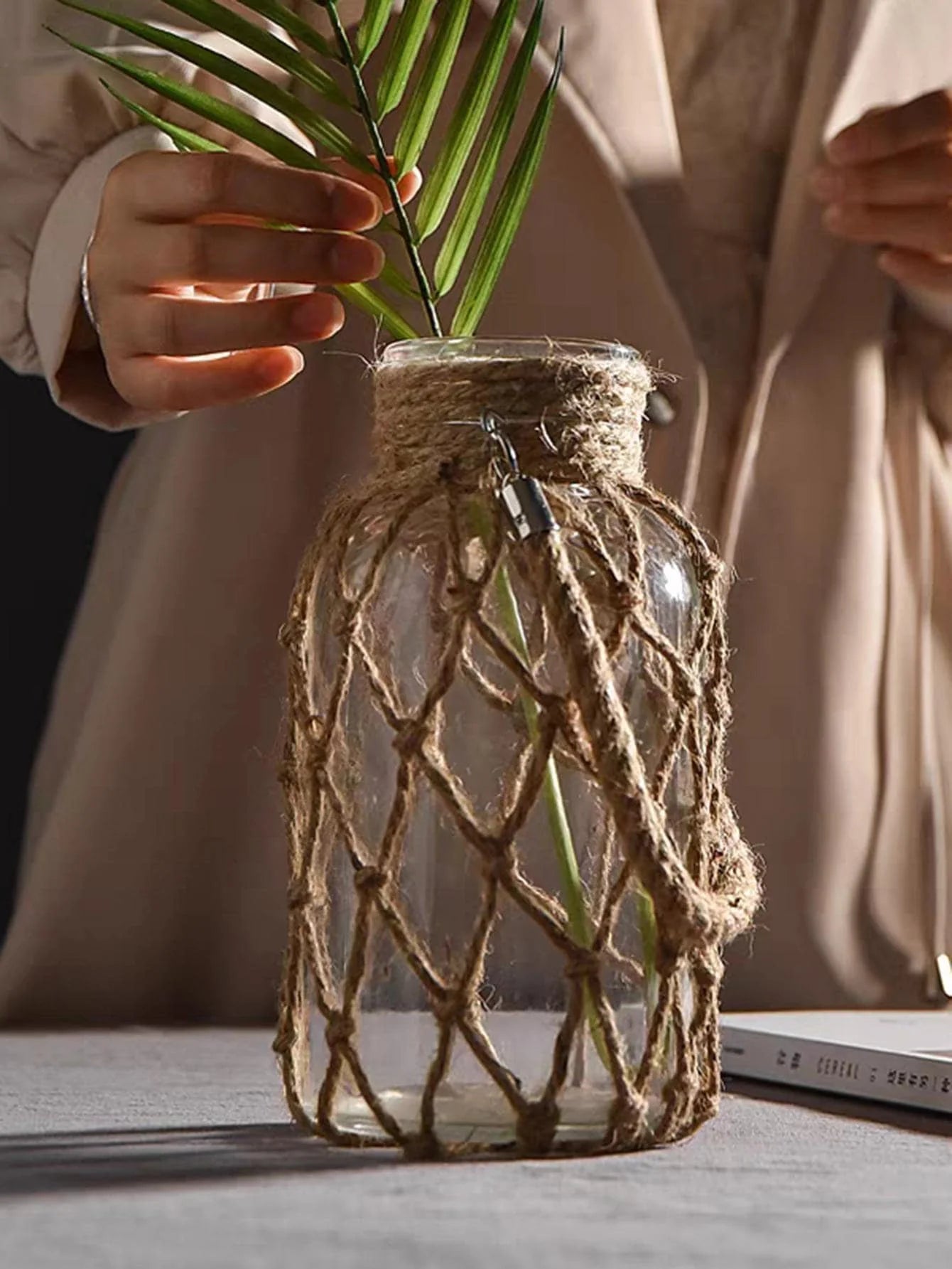 Détail de la suspension en chanvre du vase botanique