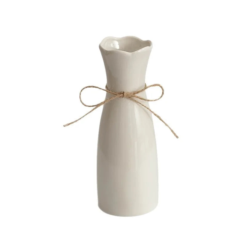 Vase blanc dans un intérieur sobre et lumineux