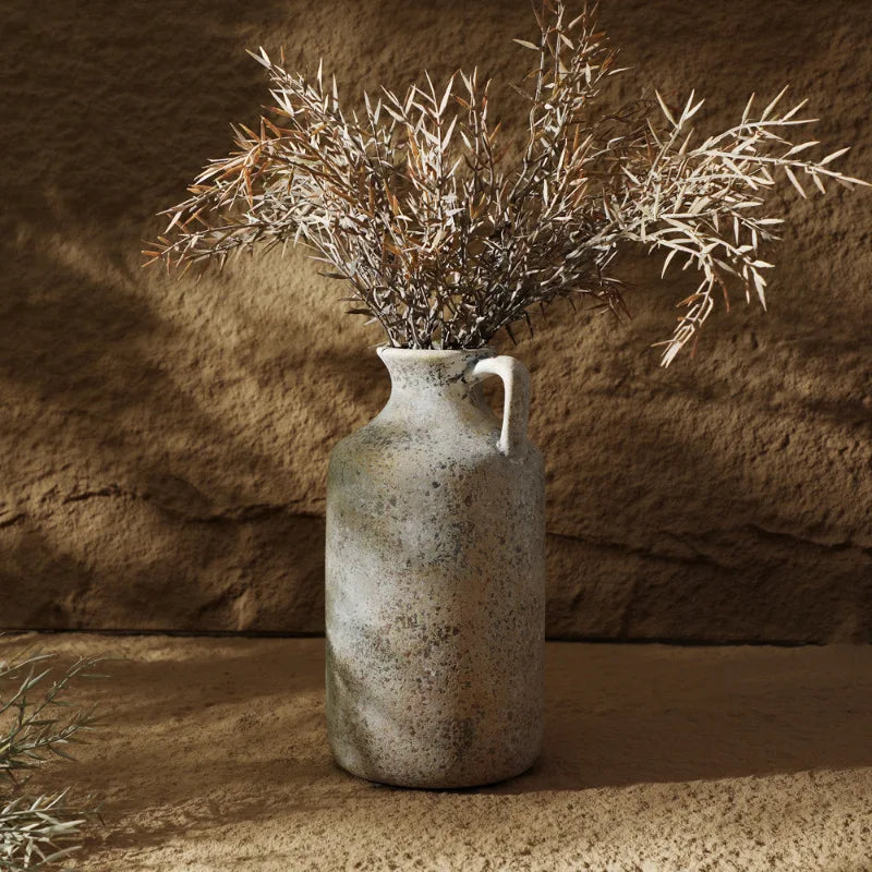 Vase céramique Atelier posé sur une planche en bois