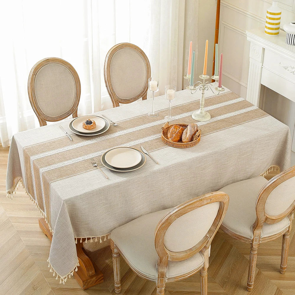 Nappe Battilo dépliée sur une table en bois