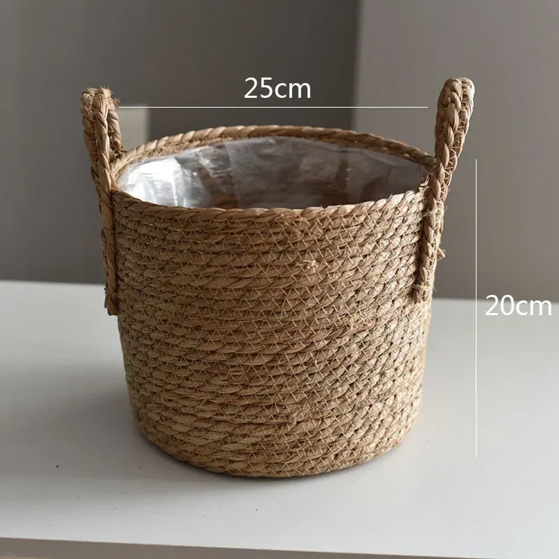 Panier osier naturel posé dans un salon bohème
