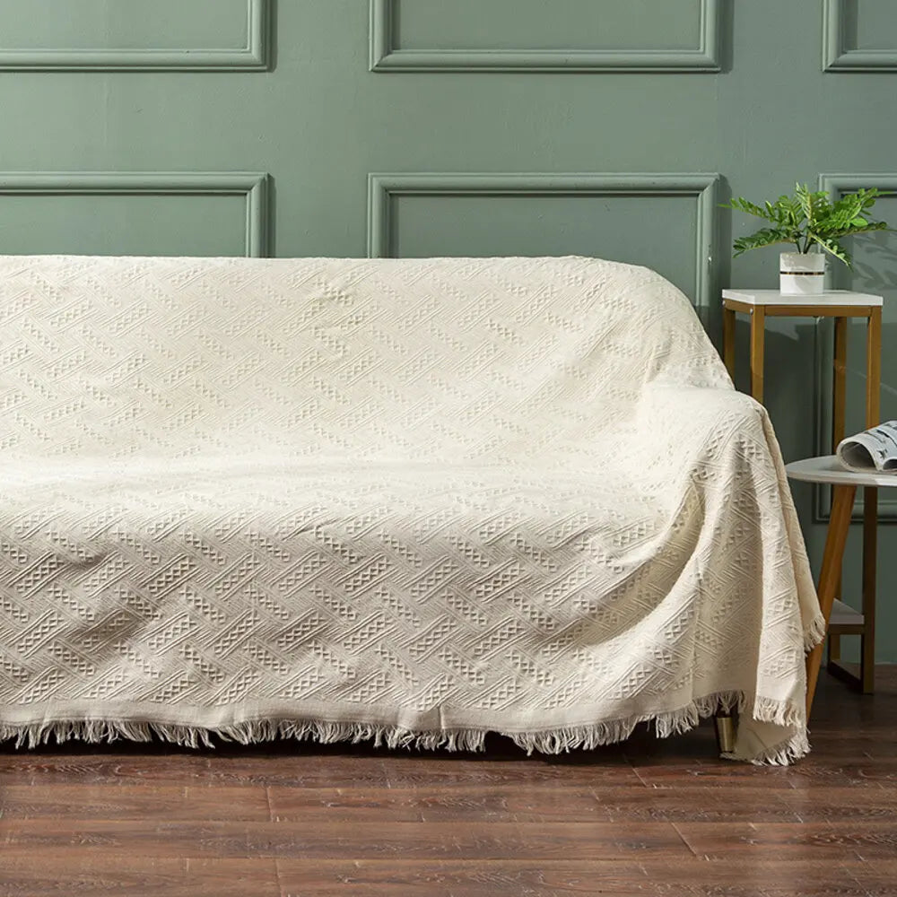 Plaid nordique drapedé sur un lit en bois naturel