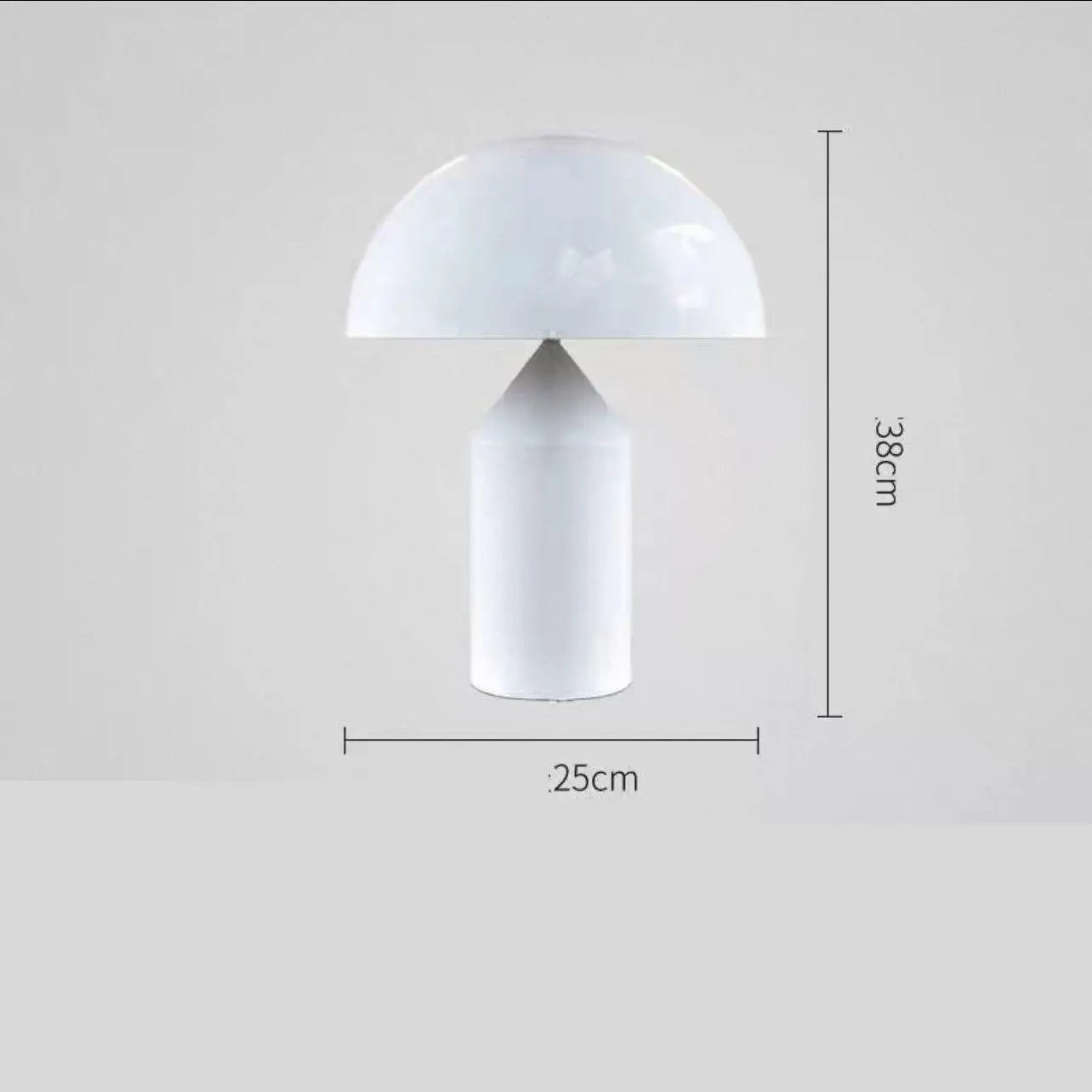 Lampe champignon posée sur une surface en marbre