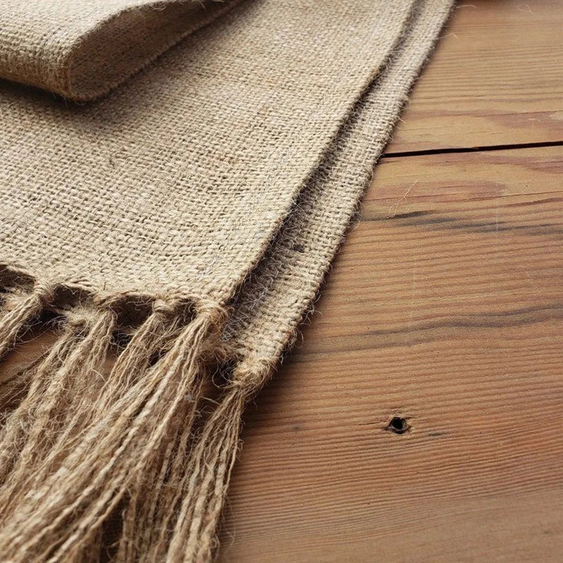 Chemin de table en jute et pompons