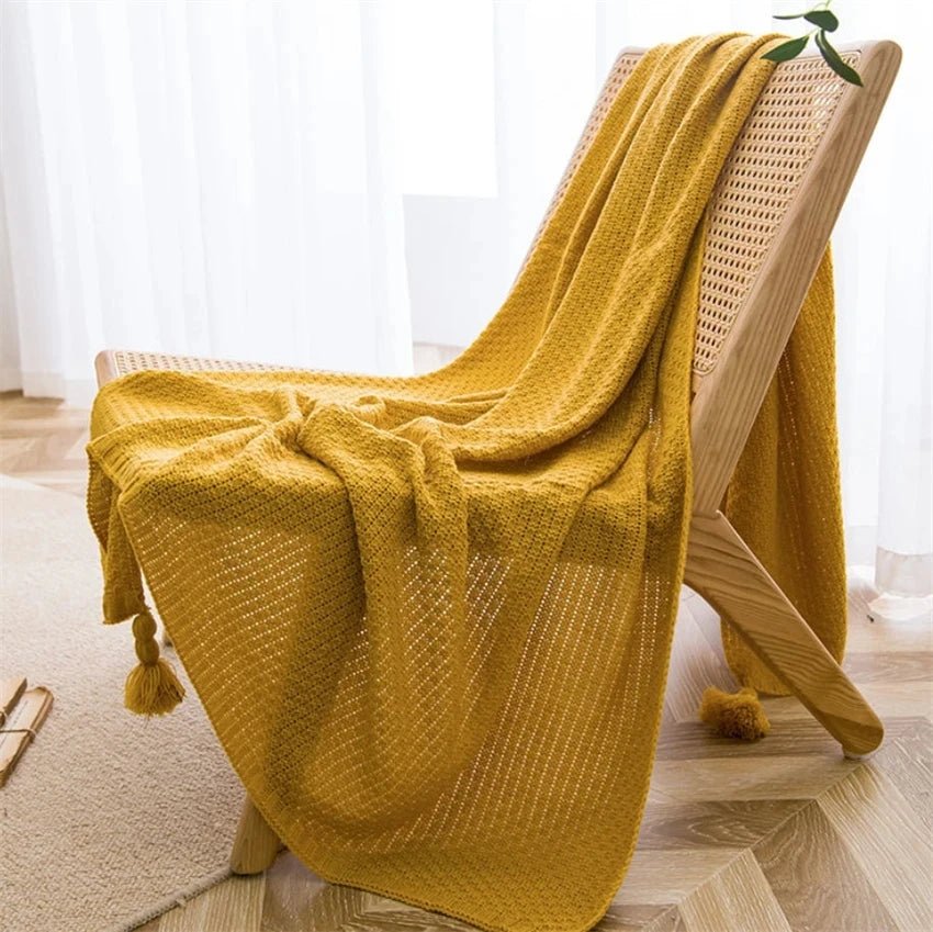 Plaid chunky dans une chambre aux tons naturels
