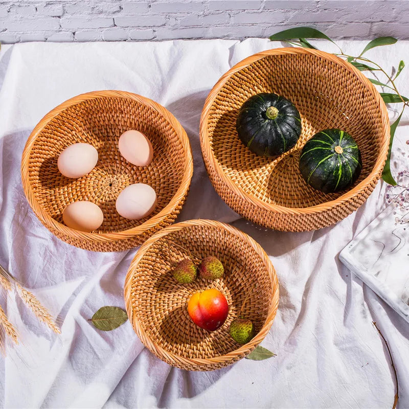Panier tressé en rotin HEMU sur fond naturel – HAVLY