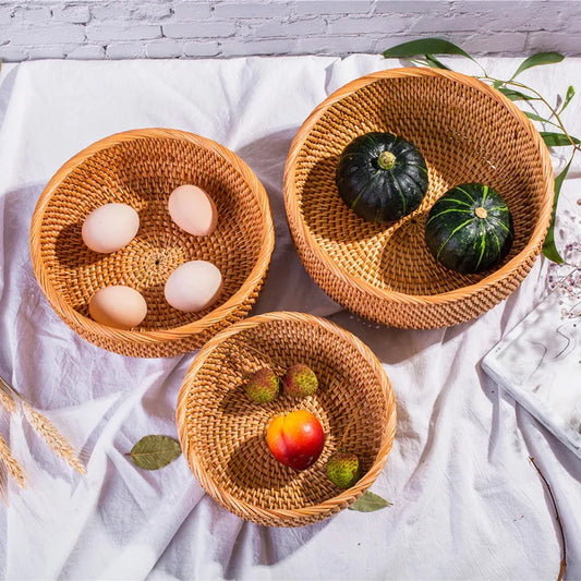 Panier tressé en rotin HEMU sur fond naturel – HAVLY