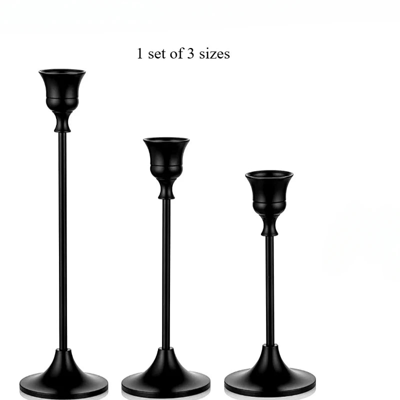 Bougeoir aluminium doré avec bougie allumée