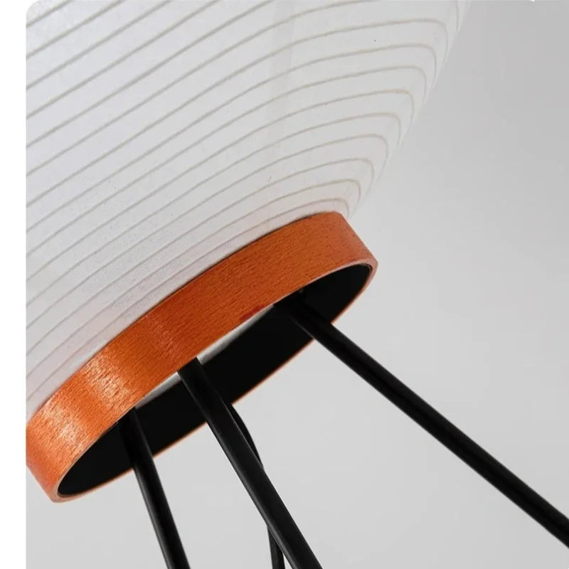 Lampadaire papier de riz dans un salon aux tons naturels