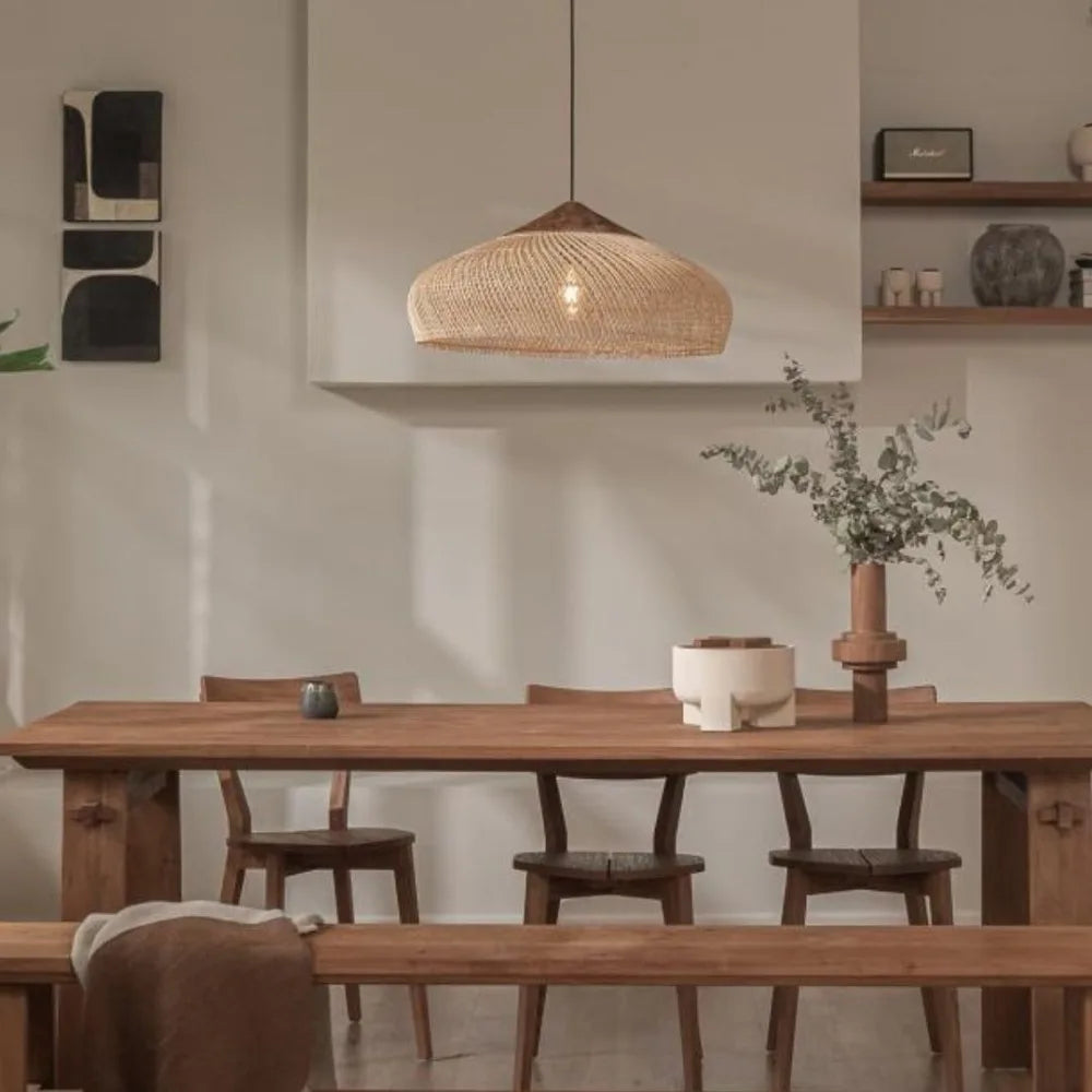 Lustre rotin japonais allumé, atmosphère chaude