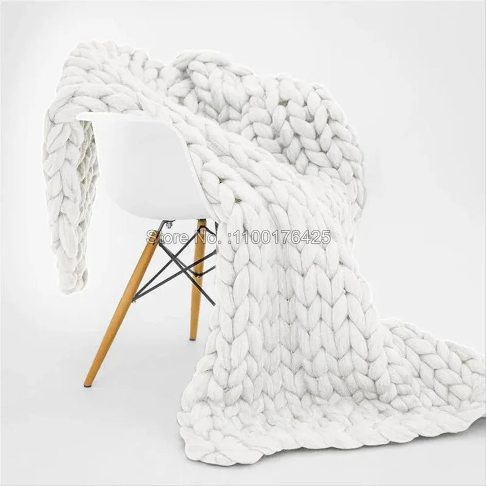 Couverture grosse maille dans une chambre naturelle