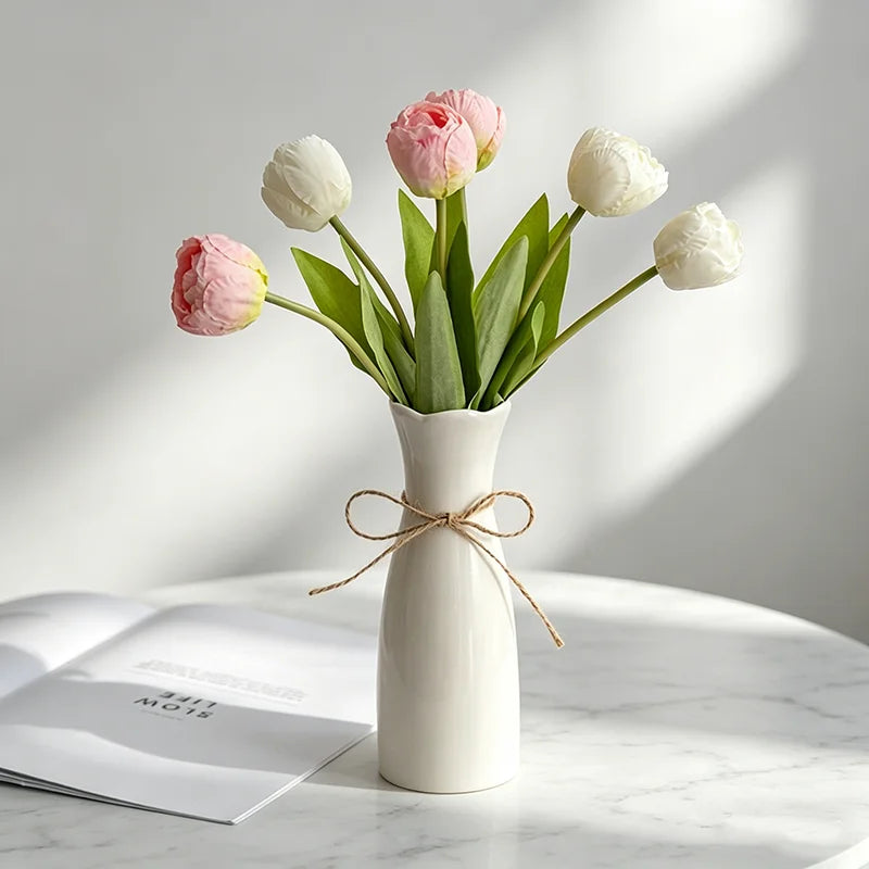 Vase blanc posé sur une surface en marbre clair