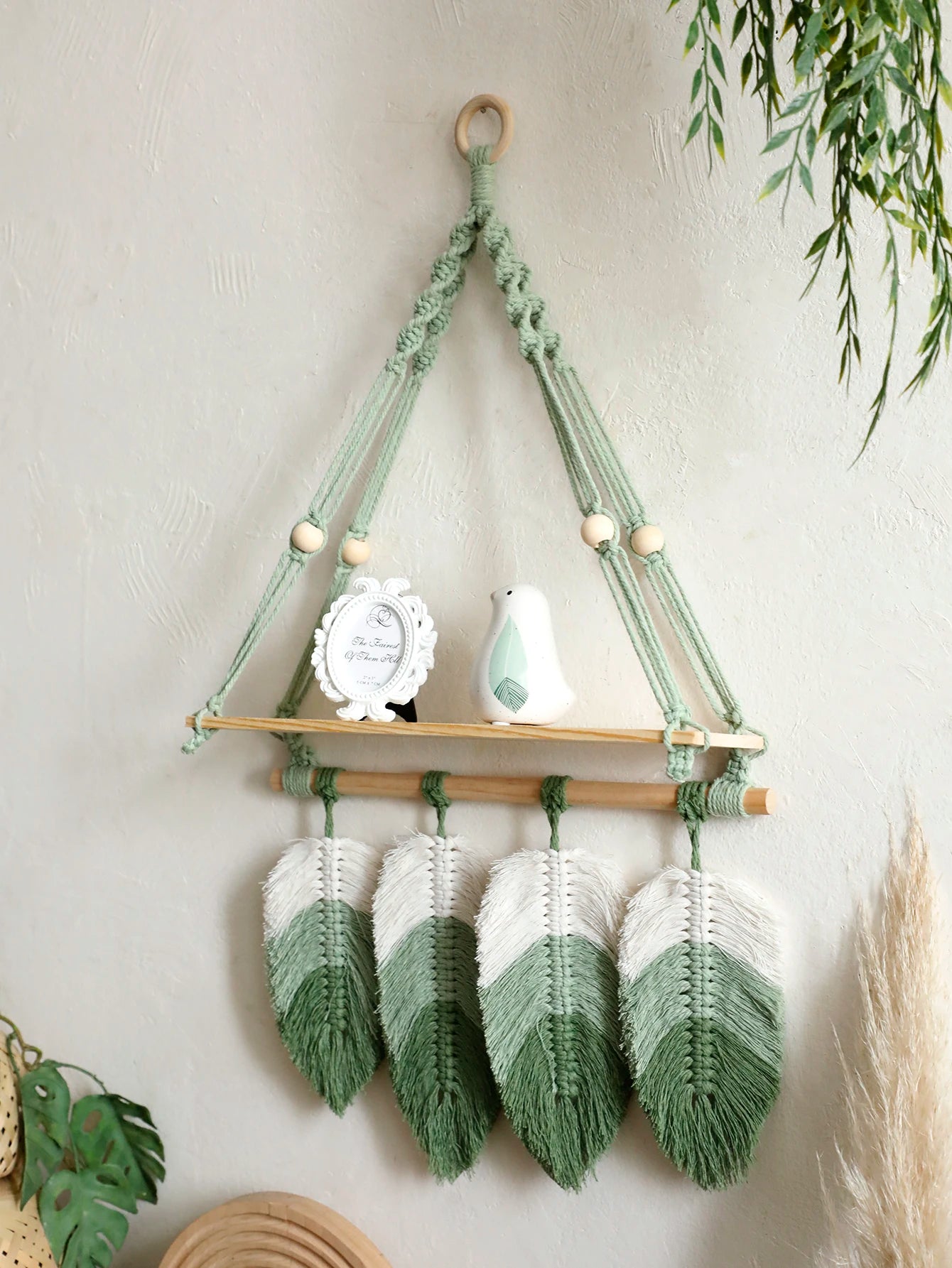 Détail des pompons en macramé de l'étagère