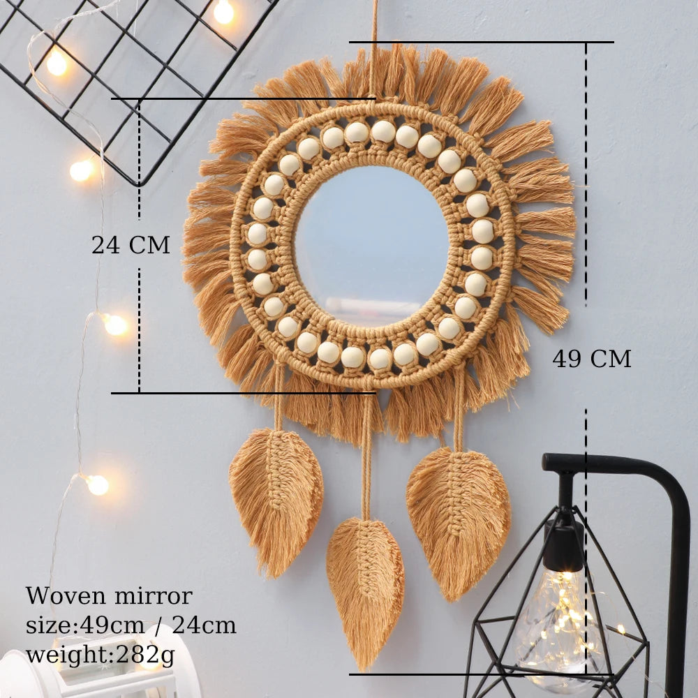 Miroir macramé suspendu dans une chambre naturelle