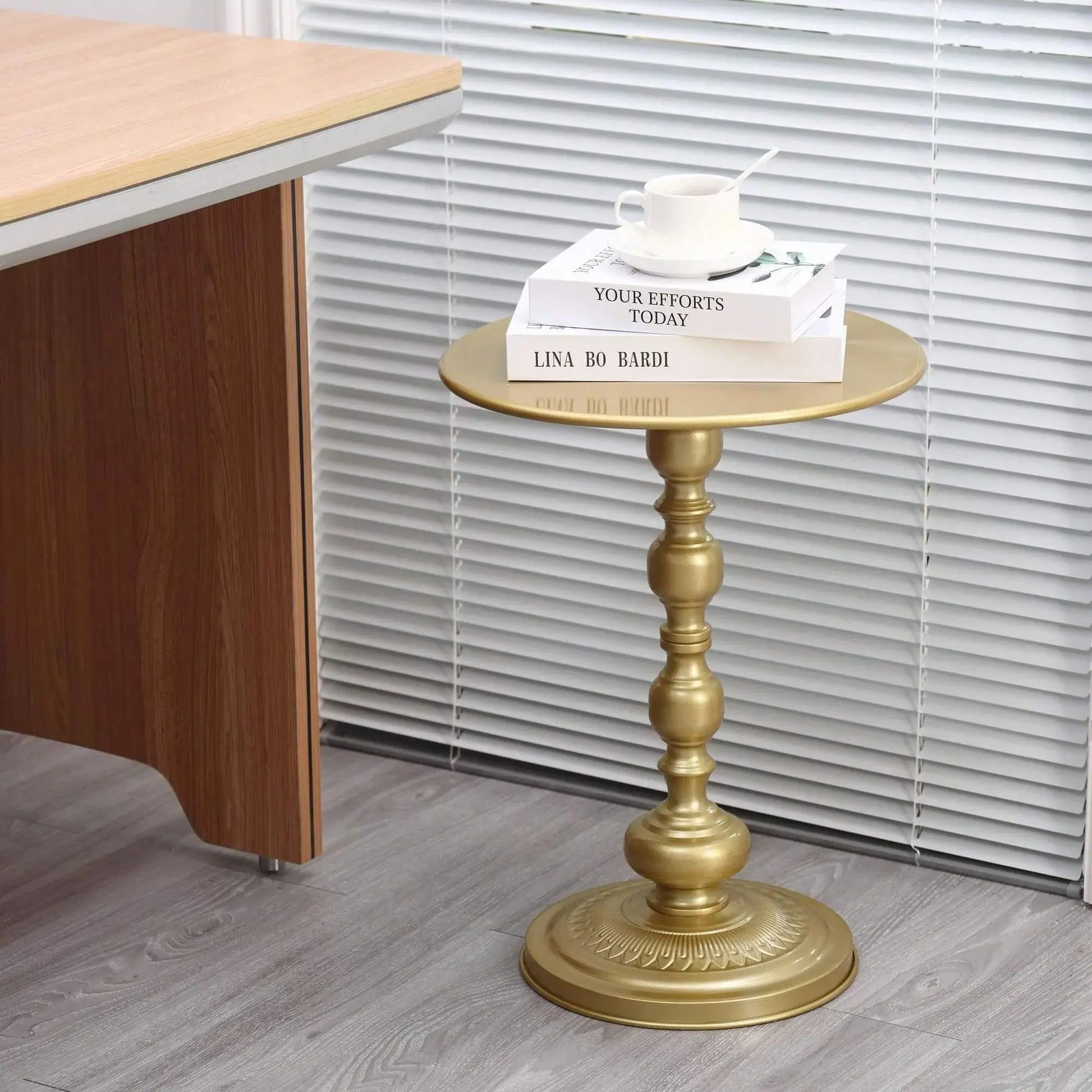 Table basse métal nordique dans un salon naturel