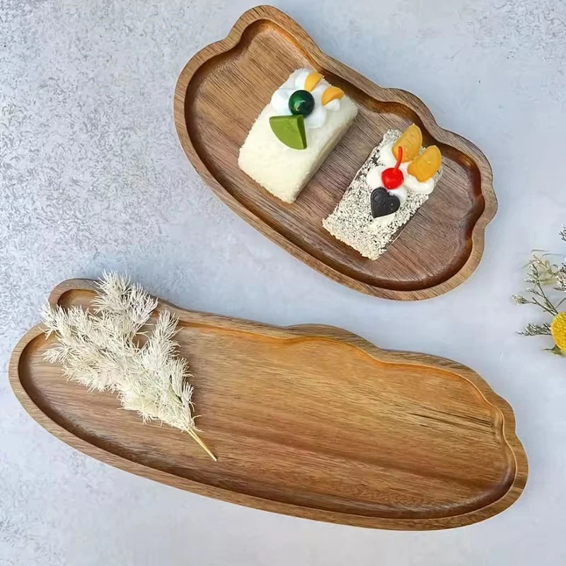 Plateau service bois dans un intérieur naturel