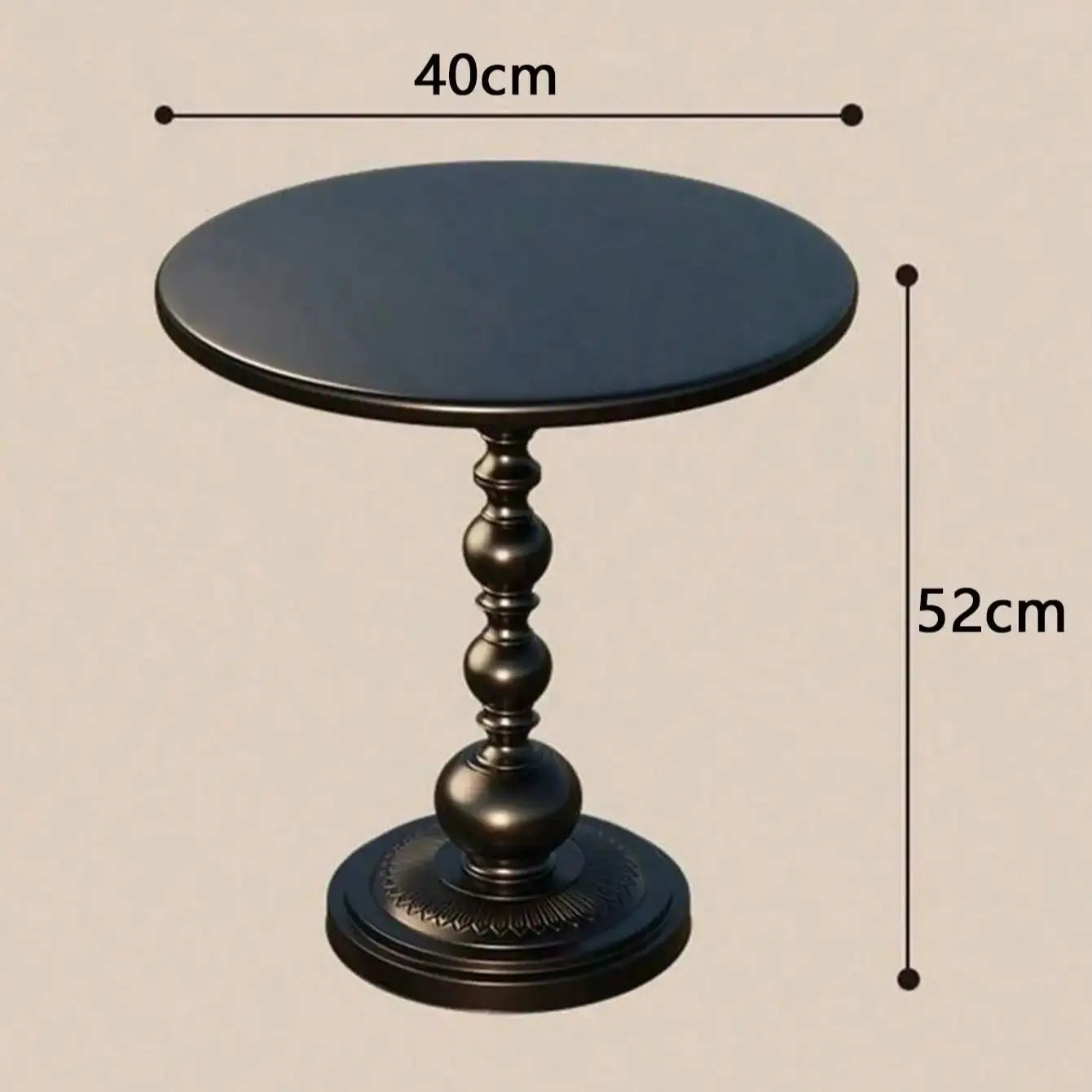 Table basse métal nordique avec accessoires posés dessus