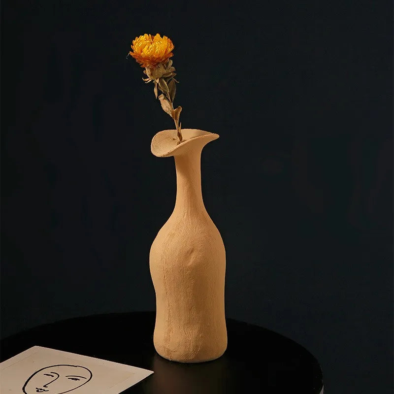 Petit vase céramique posé sur une table en bois