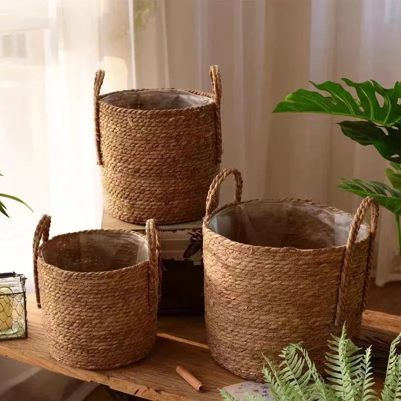Panier en osier naturel posé au sol dans un salon