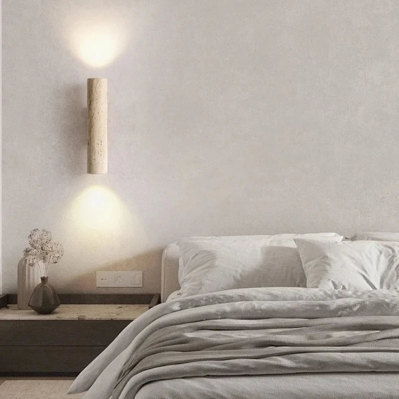 Applique Wabi-Sabi installée sur un mur blanc