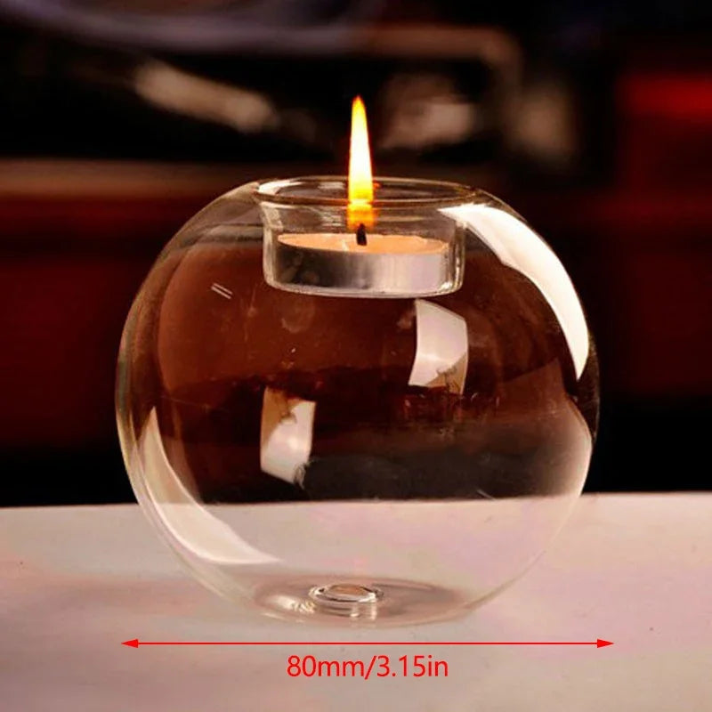 Bougeoir rond verre posé sur une table en bois