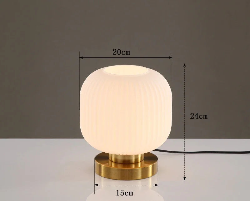 Lampe verre soufflé éteinte sur fond blanc