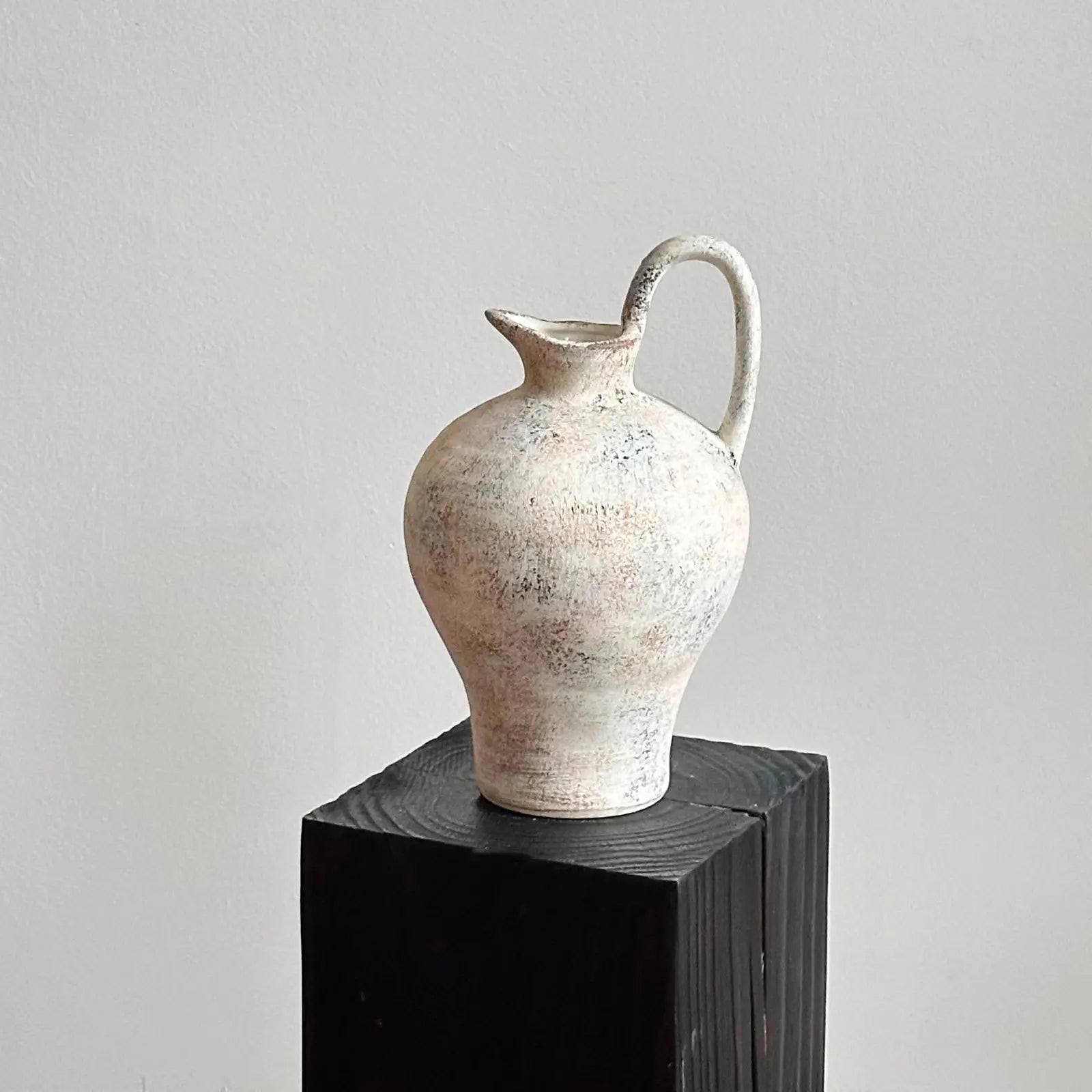 Vase Wabi-Sabi avec branche sèche