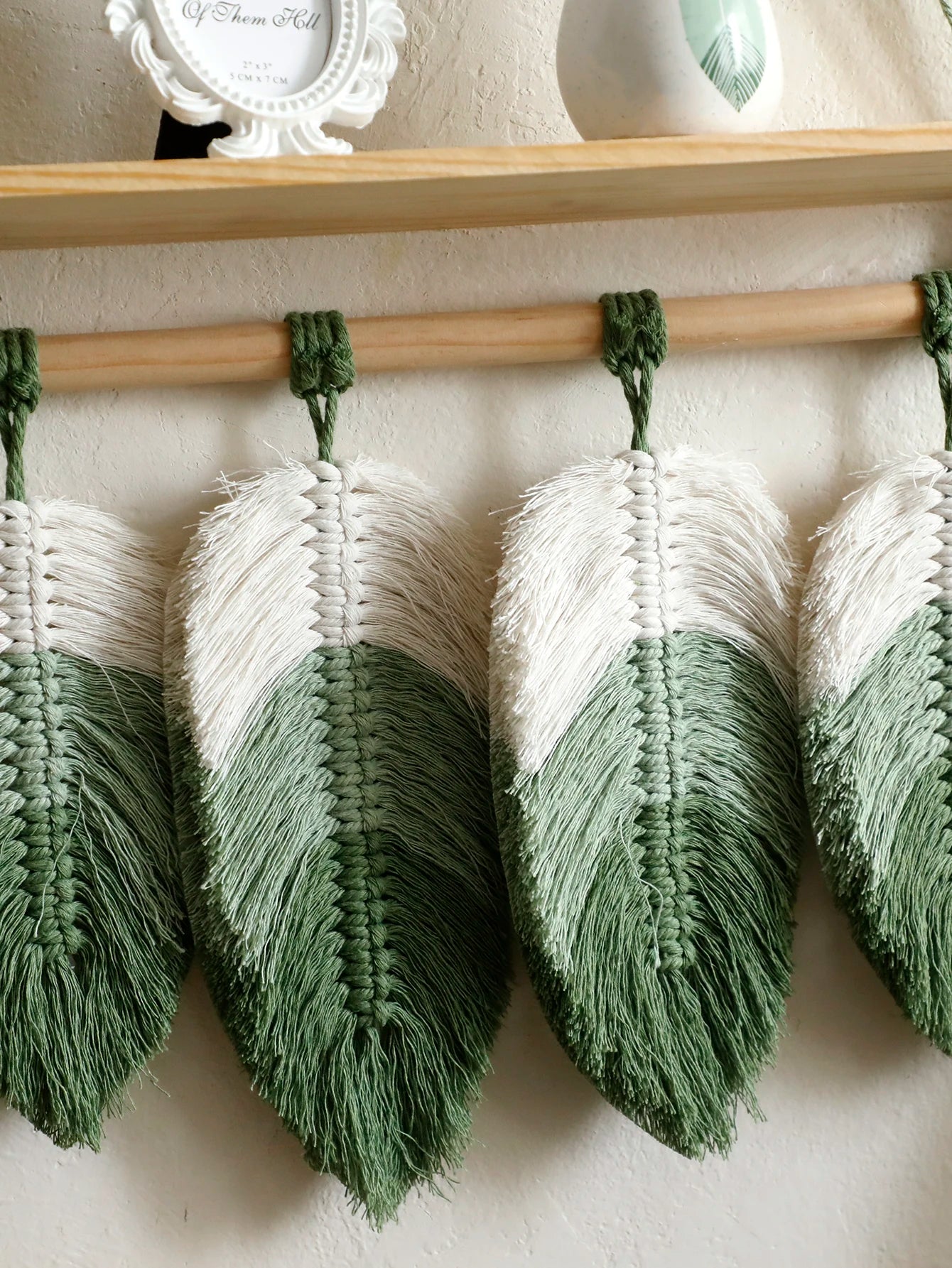 Étagère macramé pompons avec plantes et livres