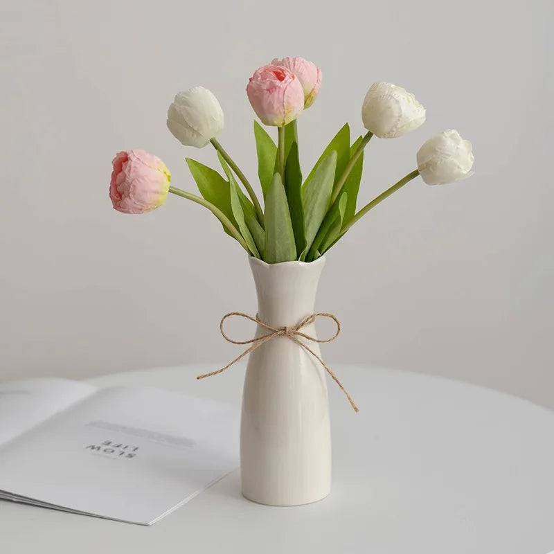Deux vases blancs de hauteurs différentes