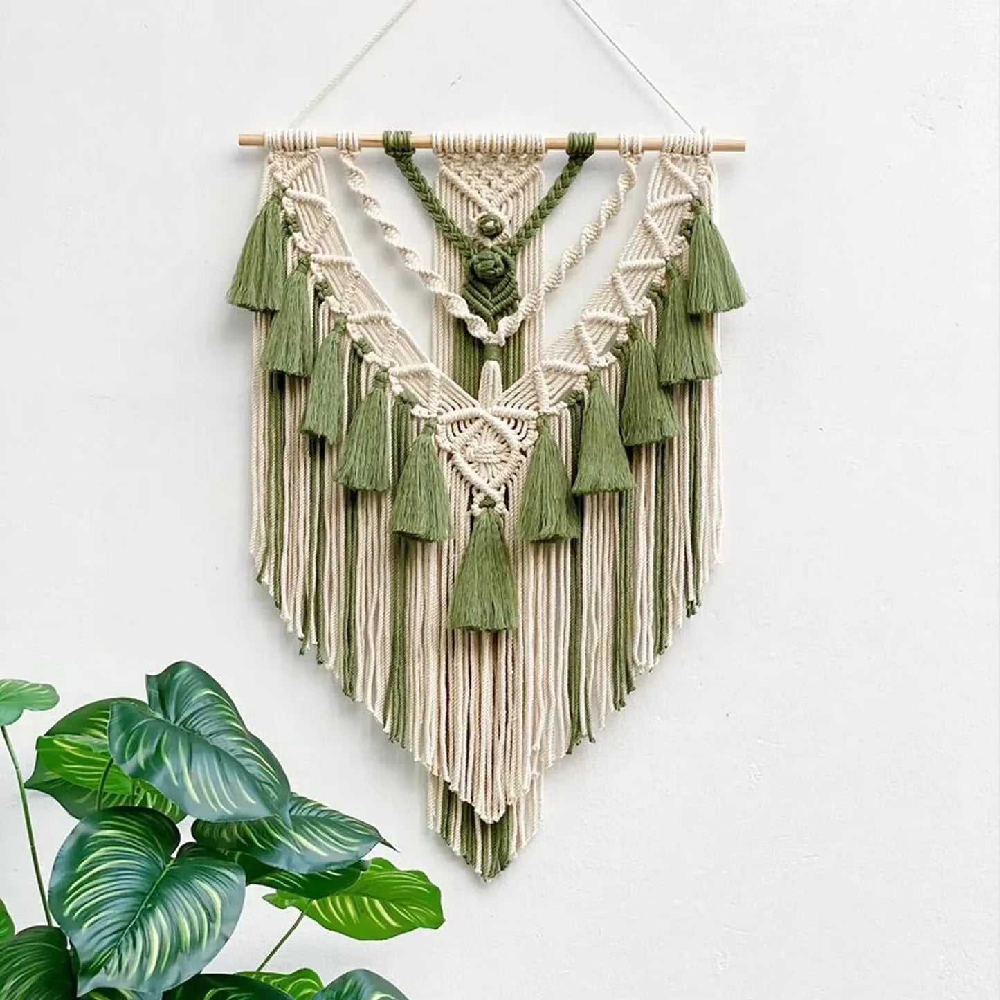 Tenture macramé géométrique, vue de trois quarts