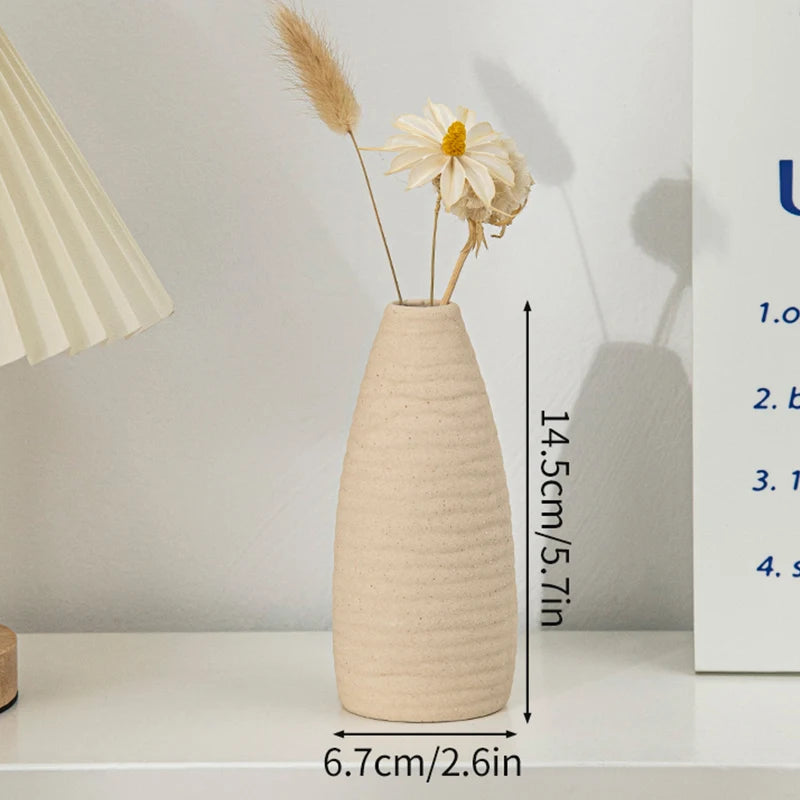 Vase céramique rétro posé sur une table en bois