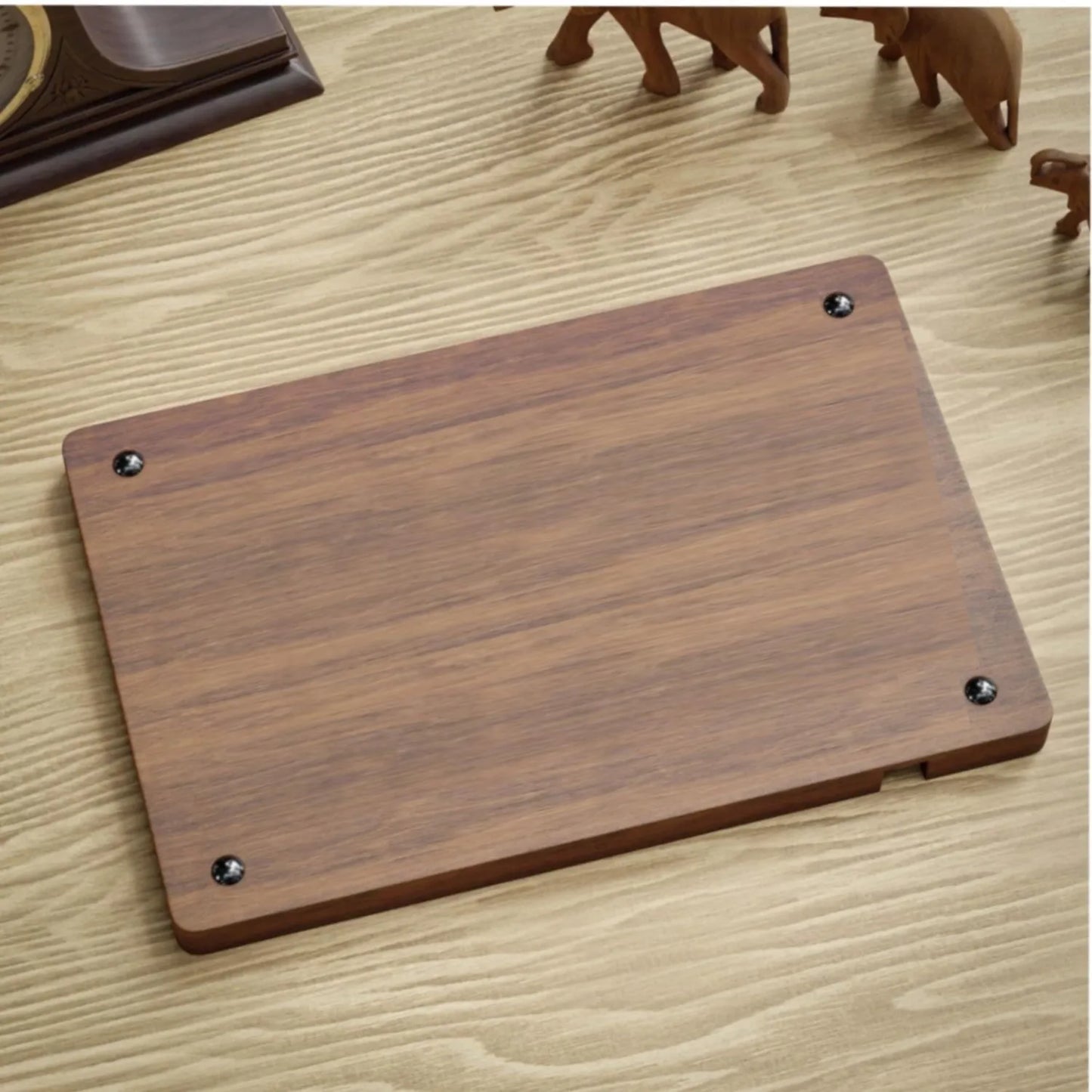 Plateau rangement bois dans un intérieur naturel