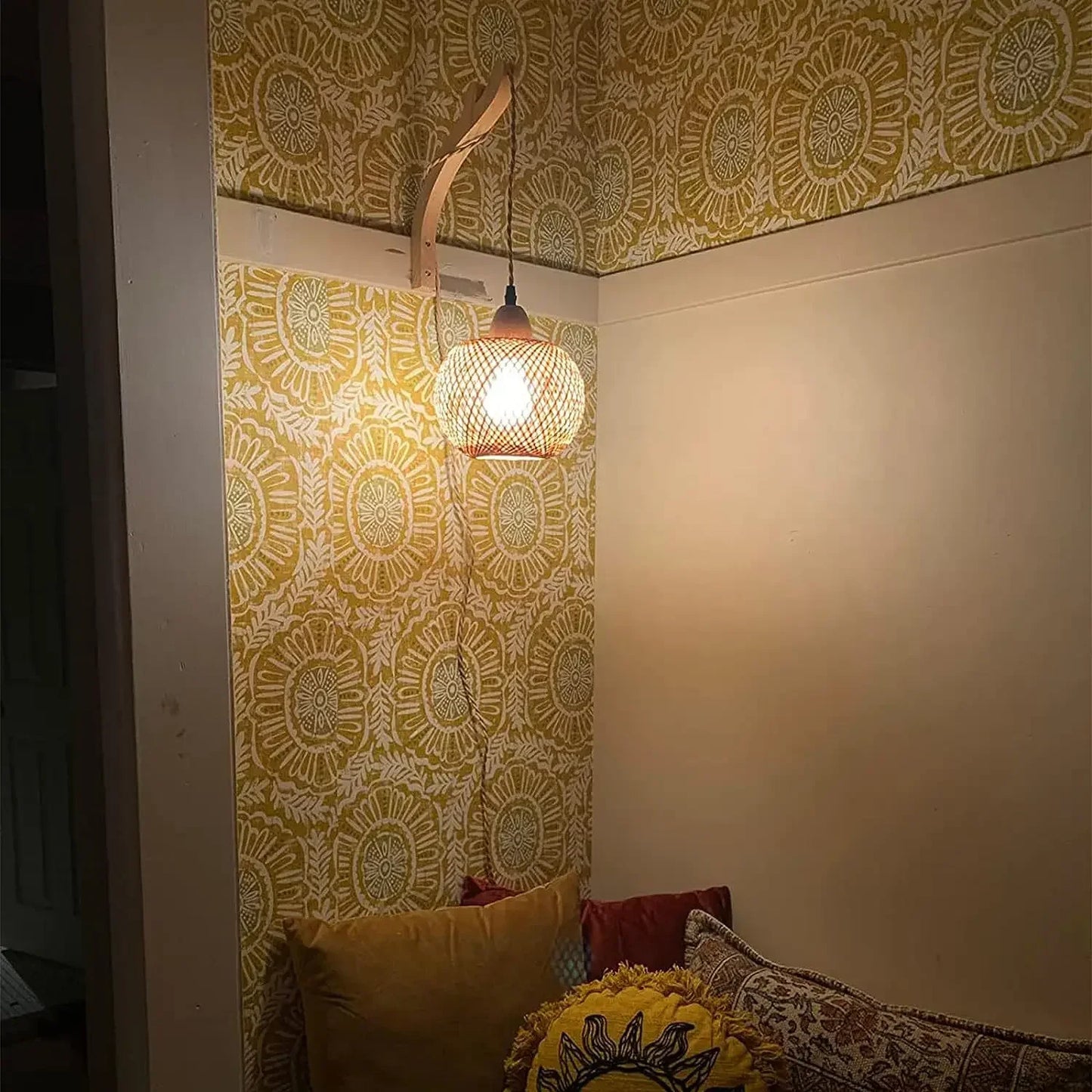 Lampe murale bambou allumée, atmosphère chaude