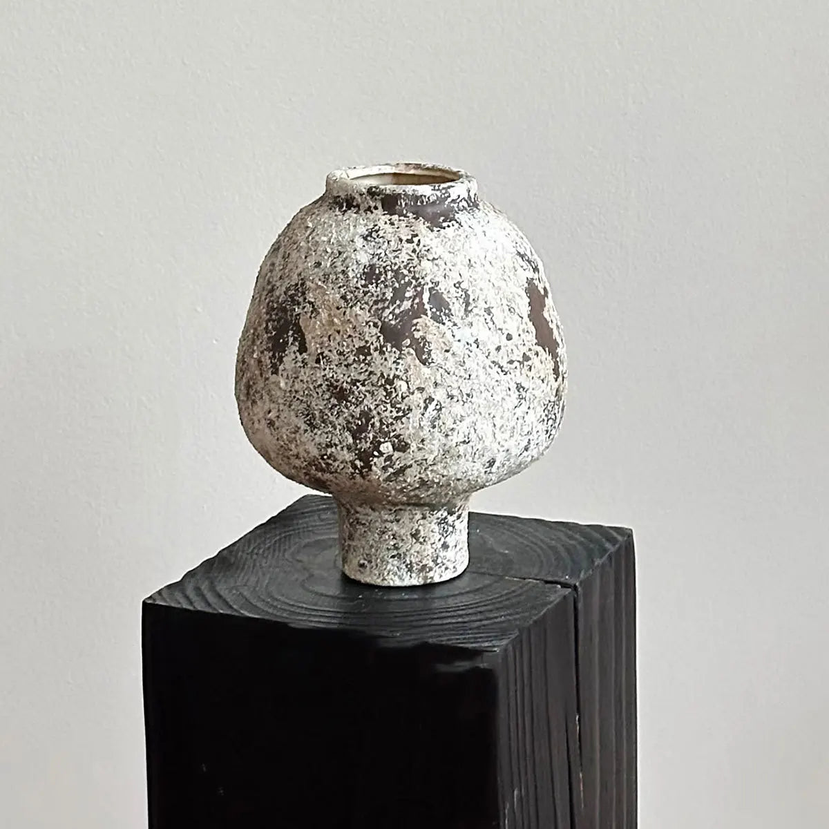 Vase en céramique à texture pierre volcanique, finition mate – HAVLY