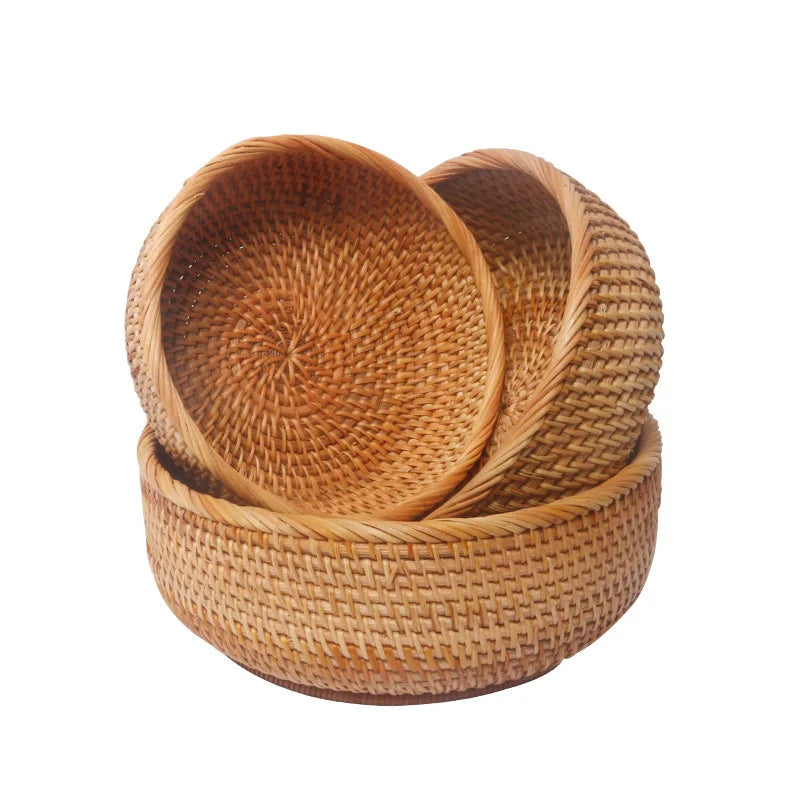 Panier rotin HEMU avec une plante verte à l’intérieur
