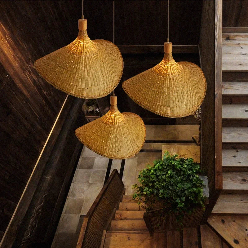 Suspension bambou dôme dans un salon naturel