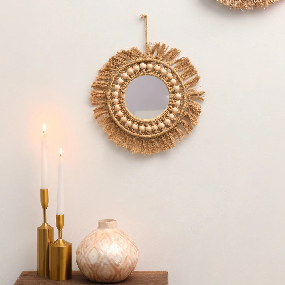 Miroir macramé rond dans un couloir aux tons naturels