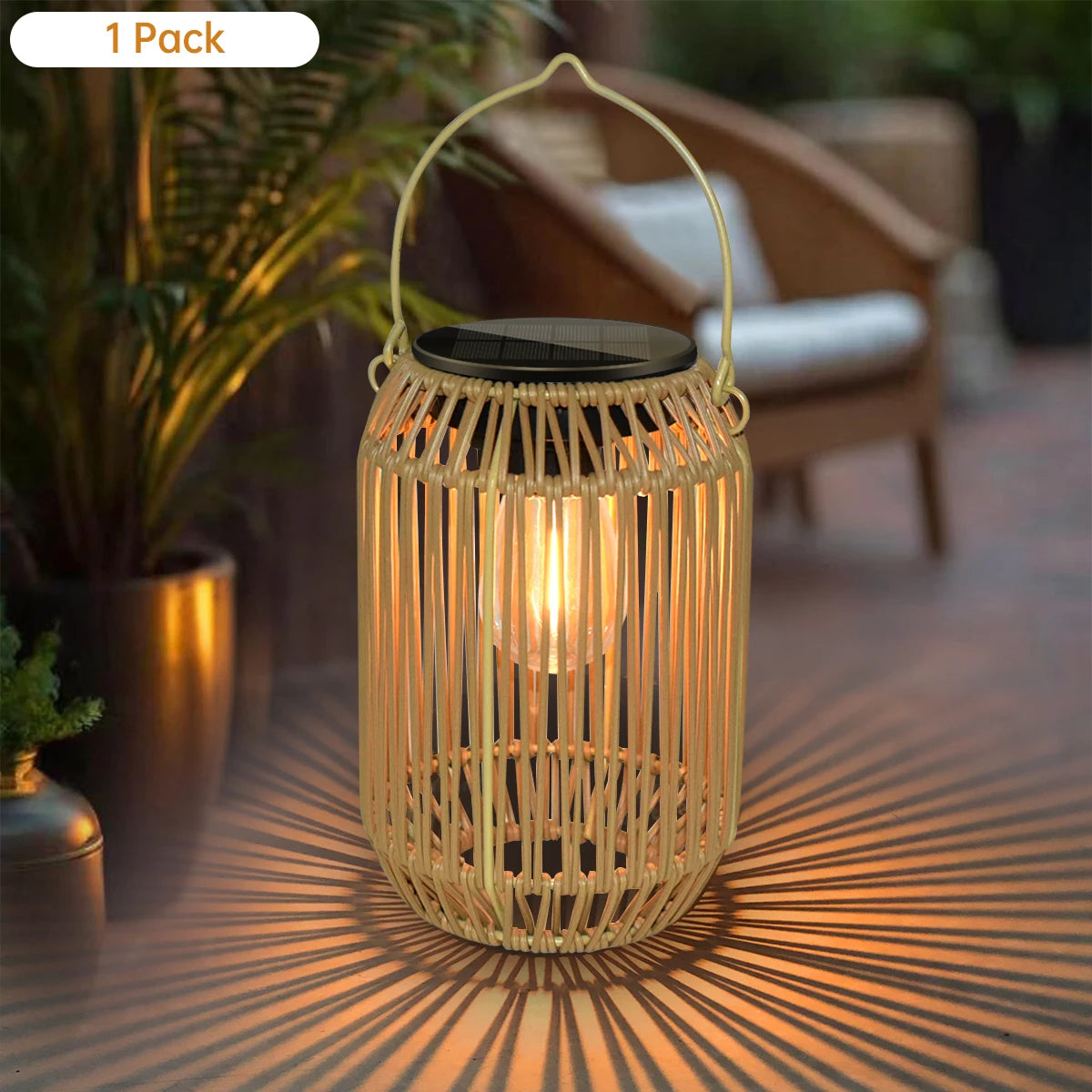 Lanterne solaire boho posée sur une table en bois